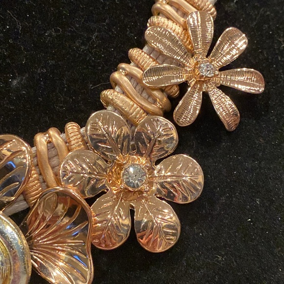 Saint Thomas Copper Tone Floral Necklace. Beautiful and Heavy - Picture 4 of 10